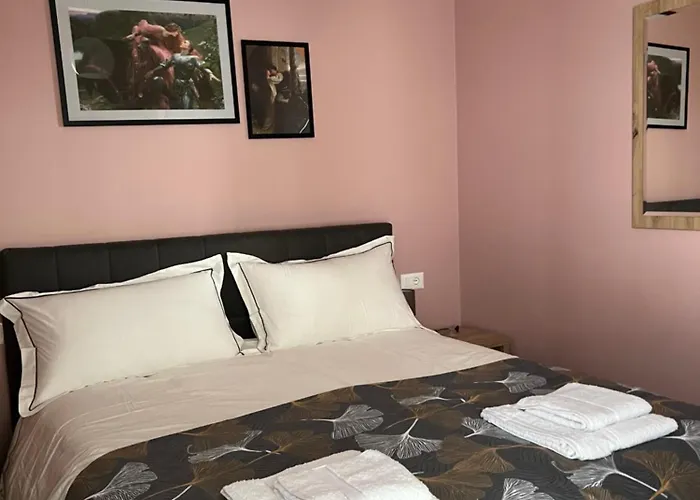 Alma Rose Apartments 2 E 4